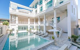 เดอฮักโฮเทลแอนด์เรสซิเดนซ์